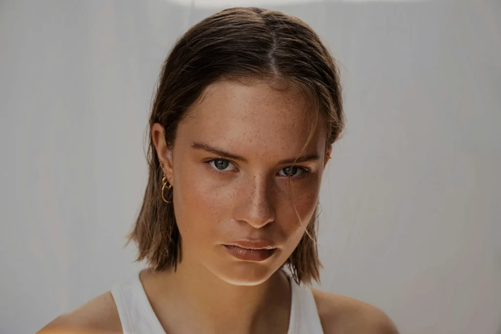 Portret feminin cu lumină naturală și piele îngrijită