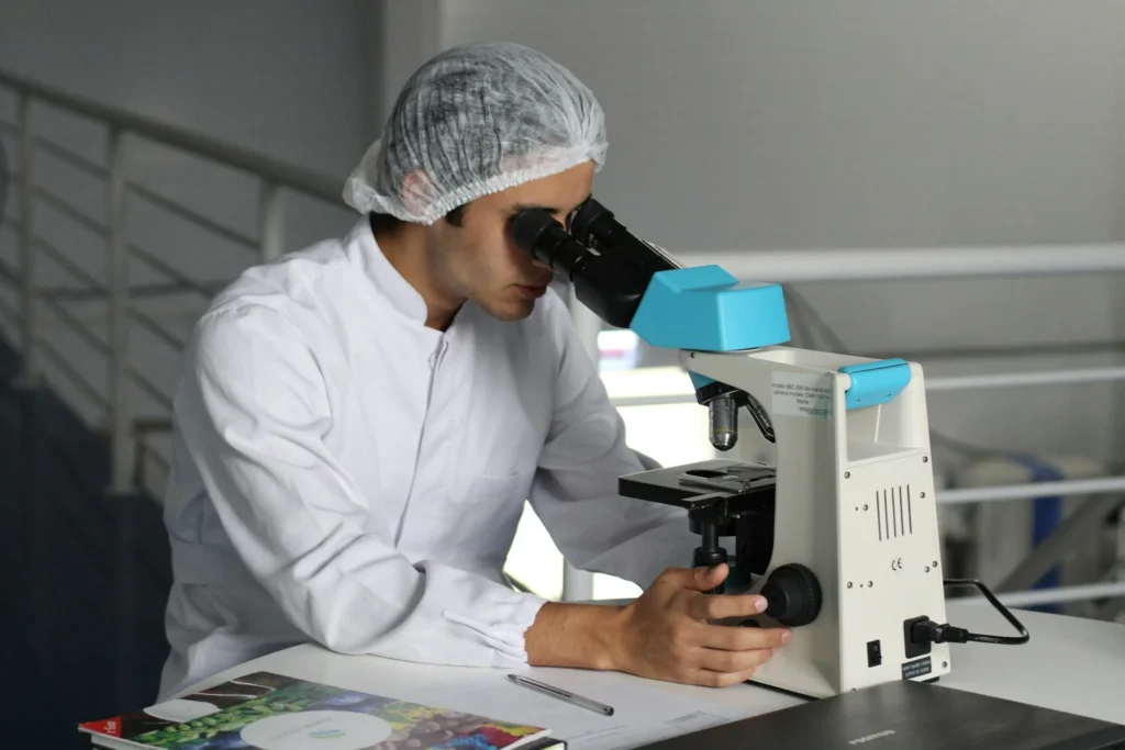 Activitate de cercetare într-un laborator